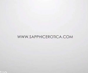 거품 금발 앨리슨과 셀린은 침대에서 섹시한 레즈비언 재미를 가지고